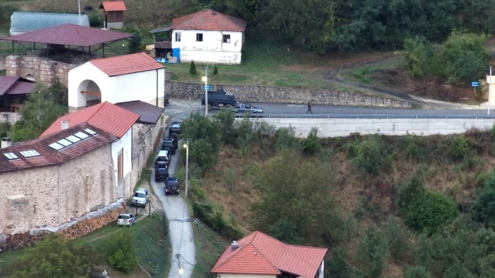 <p>„Vidimo naoružane ljude, radi se o teškom naoružanju, puca se na nas, pucamo mi. Mislimo da su strani ljudi u uniformi sa teškim naoružanjem“, rekao je v.d. direktor Kosovske policije za region Sjever</p>