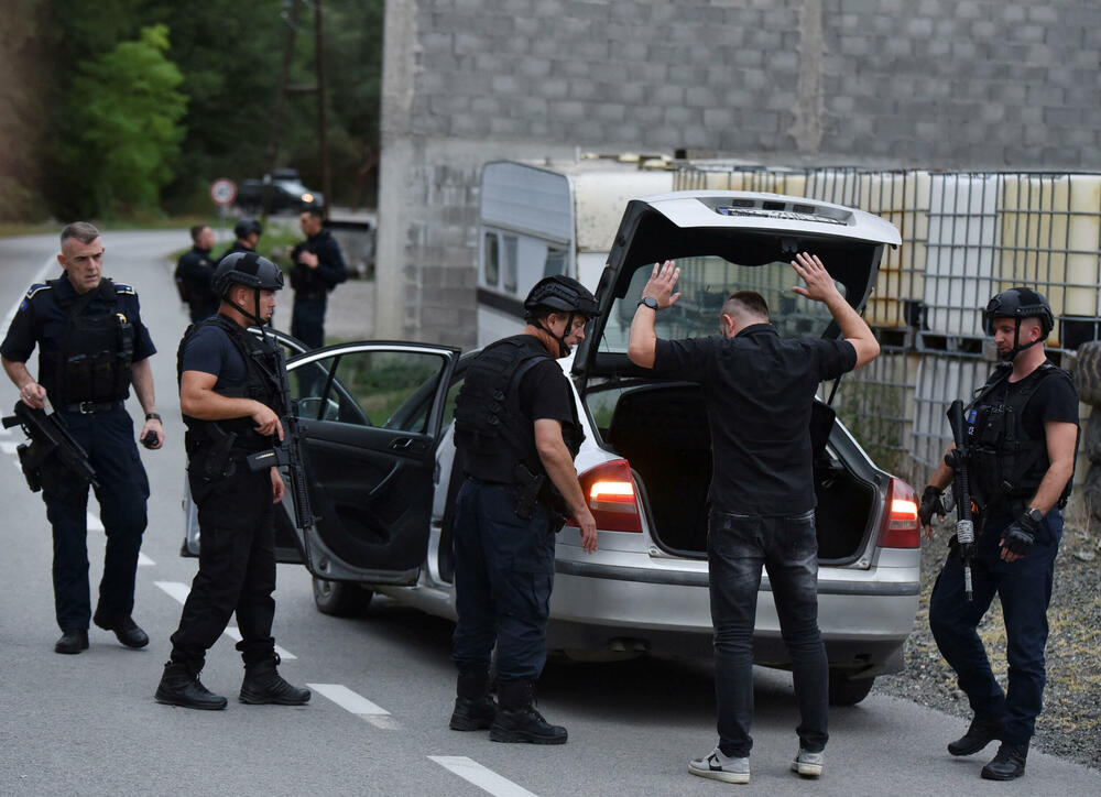 <p>„Vidimo naoružane ljude, radi se o teškom naoružanju, puca se na nas, pucamo mi. Mislimo da su strani ljudi u uniformi sa teškim naoružanjem“, rekao je v.d. direktor Kosovske policije za region Sjever</p>