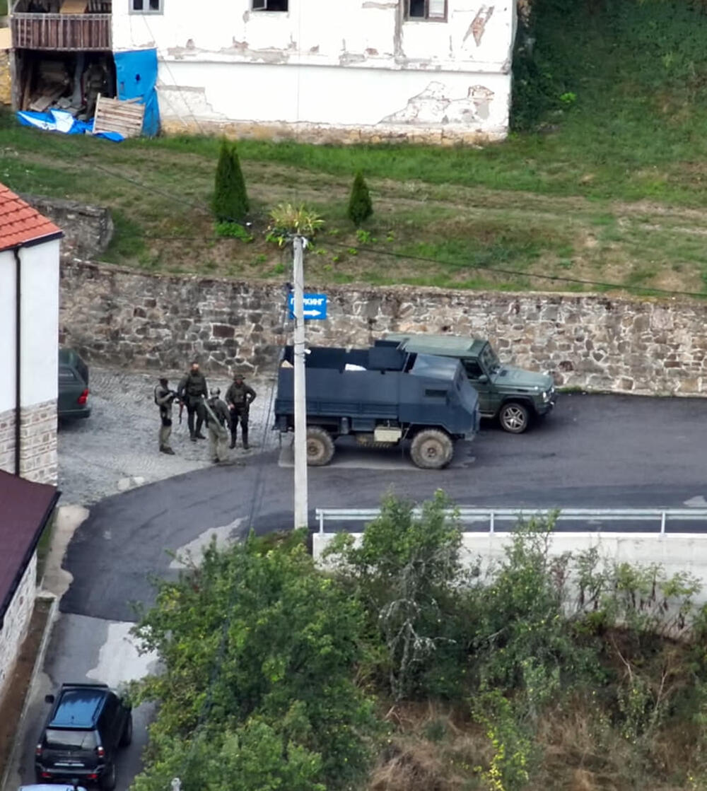 <p>Kosovska policija je saopštila da je pronašla pun arsenal oružja prilikom pretresa na više lokacija, stambenih objekata i u vozilima</p>