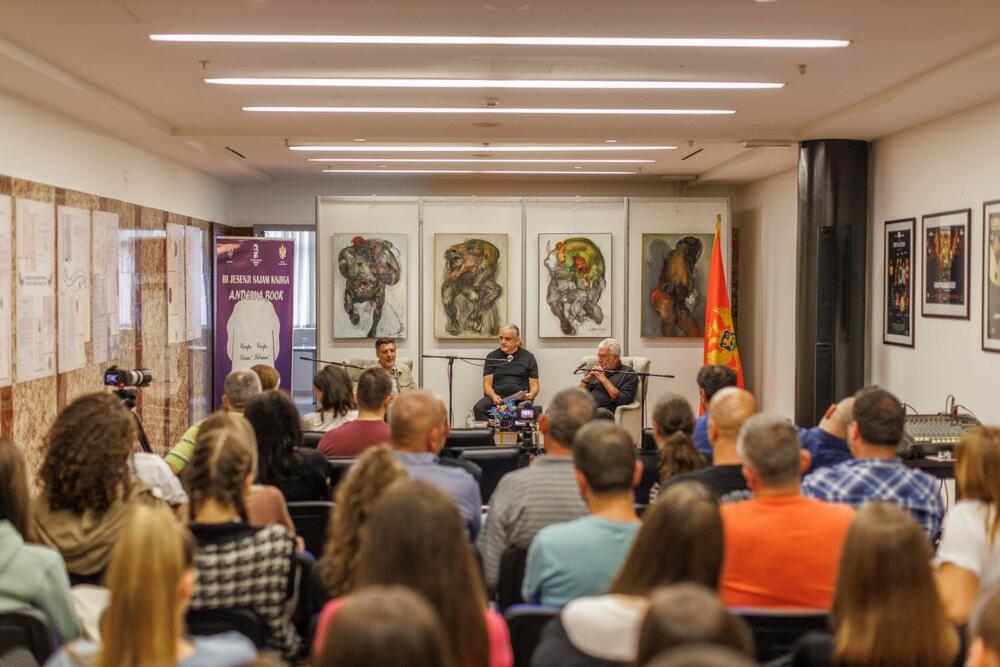 <p>Ovogodišnji slogan Sajma, koga organizuje Narodna biblioteka „Njegoš“, u saradnji sa Opštinom Nikšić i Ministarstvom kulture, je „Carpe diem carpe librum“</p>