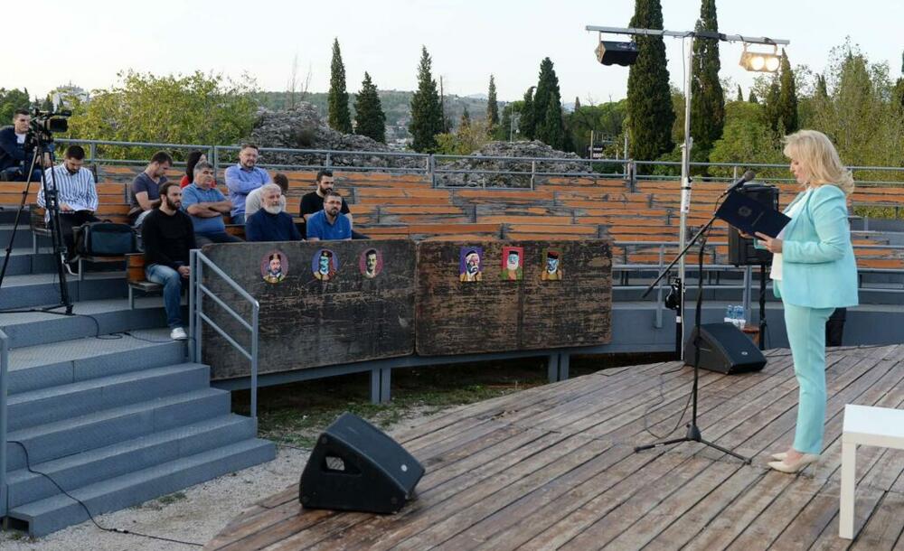 <p>"Iako je ovo omladinski festival, sigurna sam da će u recitalima, muzičkim nastupima, izložbama i tribinama moći da uživaju Podgoričani svih doba, nacija i vjera. Umjetnost pripada svima, a kao što je rečeno, mladost je stanje duha, a ne broj godina", rekla je Borovinić Bojović</p>