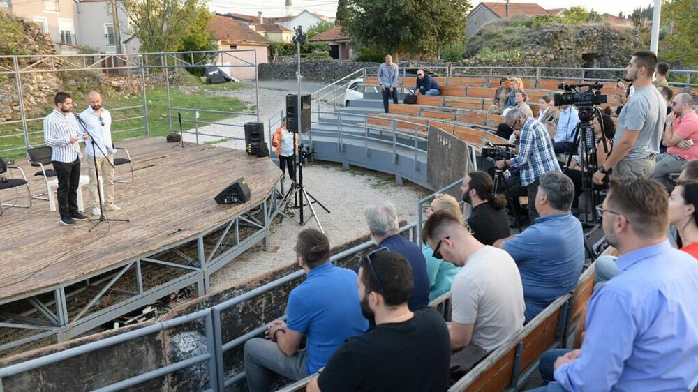 <p>"Iako je ovo omladinski festival, sigurna sam da će u recitalima, muzičkim nastupima, izložbama i tribinama moći da uživaju Podgoričani svih doba, nacija i vjera. Umjetnost pripada svima, a kao što je rečeno, mladost je stanje duha, a ne broj godina", rekla je Borovinić Bojović</p>