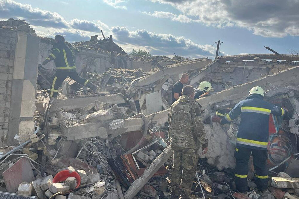 Spasilačka akcija nakon ruskog napada u selu Groza, u oblasti Harkov, Foto: Reuters