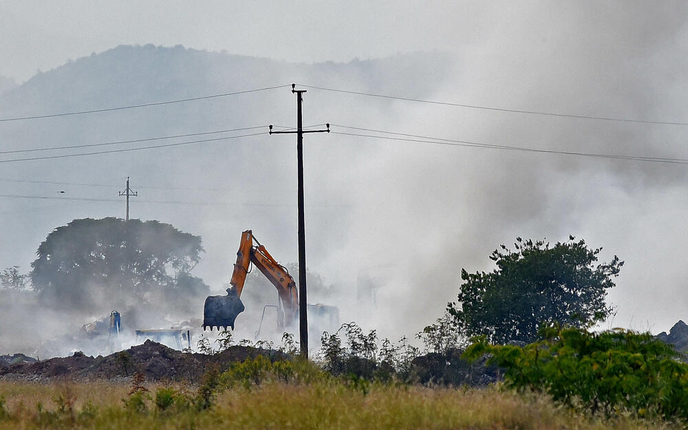 <p>Služba zaštite i spašavanja uz pomoć danilovgradskih vatrogasaca sinoć gasila veliki požar koji je, prema navodima sa stranice Oči Podgorice, podmetnut</p>