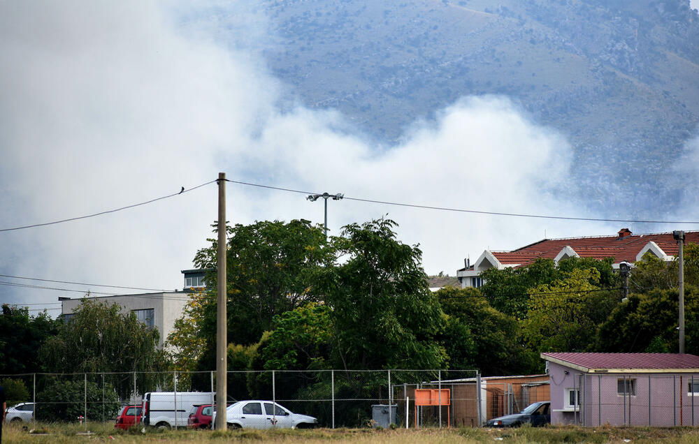 <p>Služba zaštite i spašavanja uz pomoć danilovgradskih vatrogasaca sinoć gasila veliki požar koji je, prema navodima sa stranice Oči Podgorice, podmetnut</p>