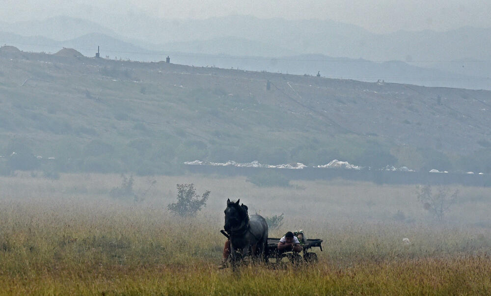 <p>Služba zaštite i spašavanja uz pomoć danilovgradskih vatrogasaca sinoć gasila veliki požar koji je, prema navodima sa stranice Oči Podgorice, podmetnut</p>