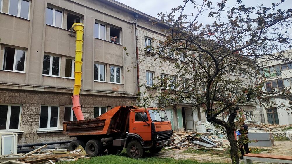 <p>Voljela bi “djeca” da im može biti da donesu odluku, ali “dok god je novčanik kod ‘majke’ - ona se pita”... Zaposleni tvrde da nije tačno da ne rade, a primaju plate, i pozivaju one koji misle da se u Željezari samo leži da provedu dan s njima i pokušaju da prate njihov tempo</p>