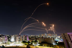 VIDEO Putnički avion slijeće u Tel Aviv dok PVO ruši rakete i...