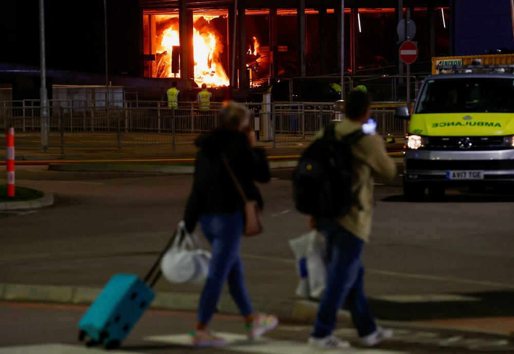 <p>Pet osoba, vatrogasci i jedan zvaničnik vazduhoplovne kompanije, primljeni su u bolnice zbog udisanja dima dok je šesta osoba zbrinuta na licu mjesta</p>