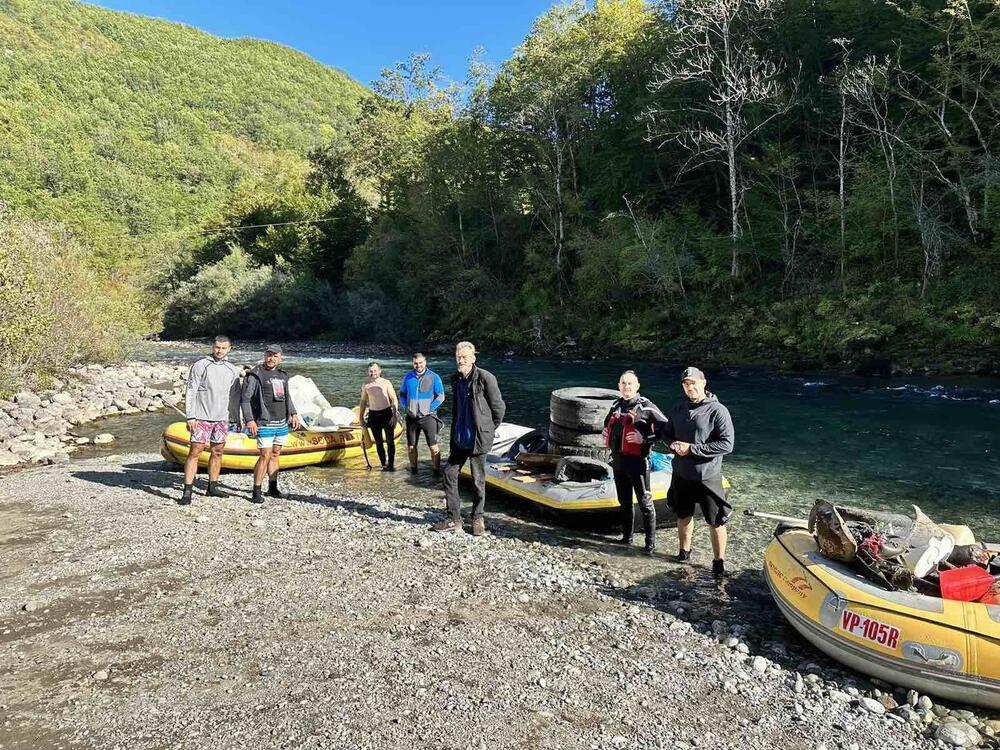 <p>U akciji čišćenja učestvuje 12 čamaca i oko 20 iskusnih skipera</p>