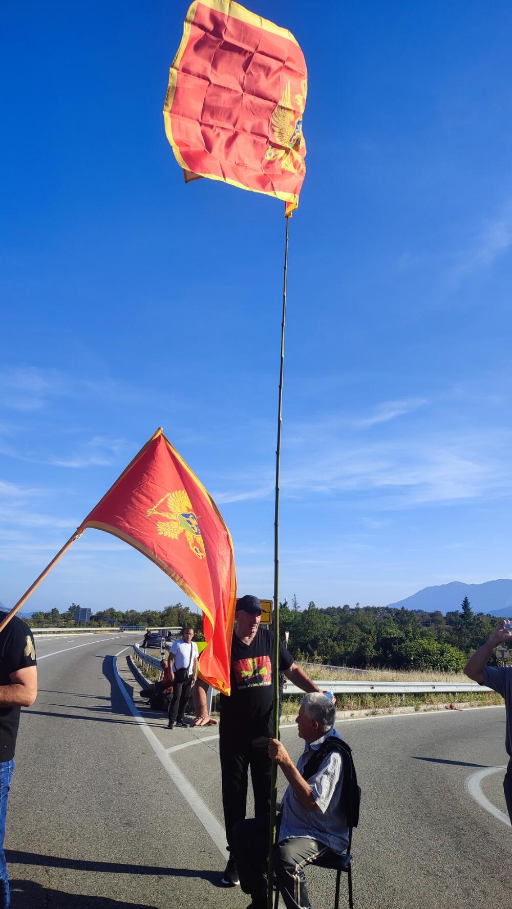 <p>Protest će danas, kao i naredna dva dana, trajati od 15 do 18 časova, a isti, shodno Zakonu o unutrašnjim poslovima, snimaju policijski službenici</p>