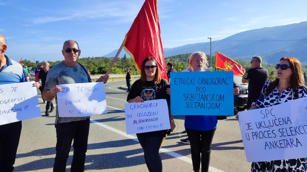 <p>Protest će danas, kao i naredna dva dana, trajati od 15 do 18 časova, a isti, shodno Zakonu o unutrašnjim poslovima, snimaju policijski službenici</p>