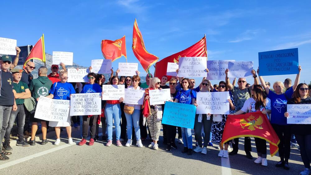 <p>Protest će danas, kao i naredna dva dana, trajati od 15 do 18 časova, a isti, shodno Zakonu o unutrašnjim poslovima, snimaju policijski službenici</p>