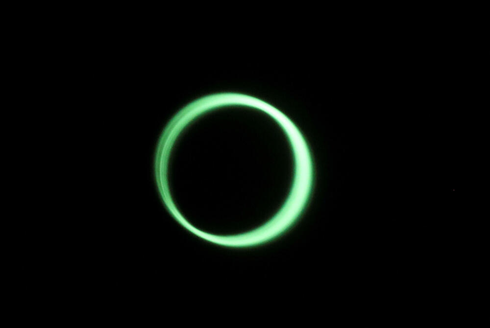 <p>Usljed udaljenosti Mjesec nije bio u mogućnosti da u potpunosti prekrije Sunce zbog čega se pomračenje označava kao prstenasto ili "vatreni prsten" na nebu</p>