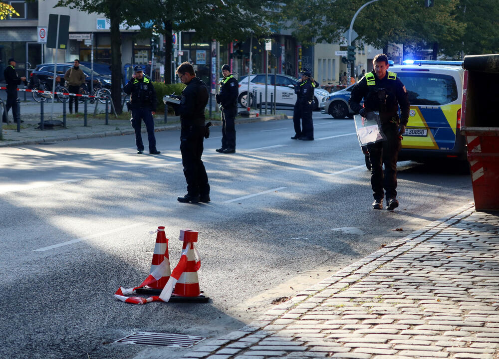 <p>Policija je pojačala obezbjeđivanje jevrejskih institucija u Berlinu i širom Njemačke, ali su izraelske zastave ispred gradskih institucija širom Njemačke paljene i cijepane. Na vratima i zidovima nekoliko zgrada u Berlinu u kojima žive Jevreji nacrtane su Davidove zvijezde</p>