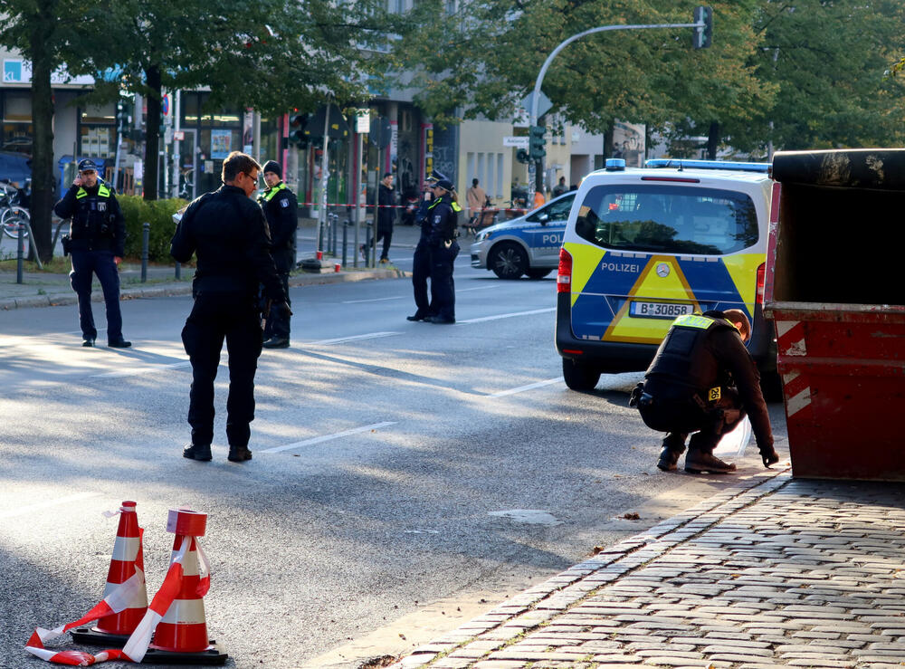 <p>Policija je pojačala obezbjeđivanje jevrejskih institucija u Berlinu i širom Njemačke, ali su izraelske zastave ispred gradskih institucija širom Njemačke paljene i cijepane. Na vratima i zidovima nekoliko zgrada u Berlinu u kojima žive Jevreji nacrtane su Davidove zvijezde</p>