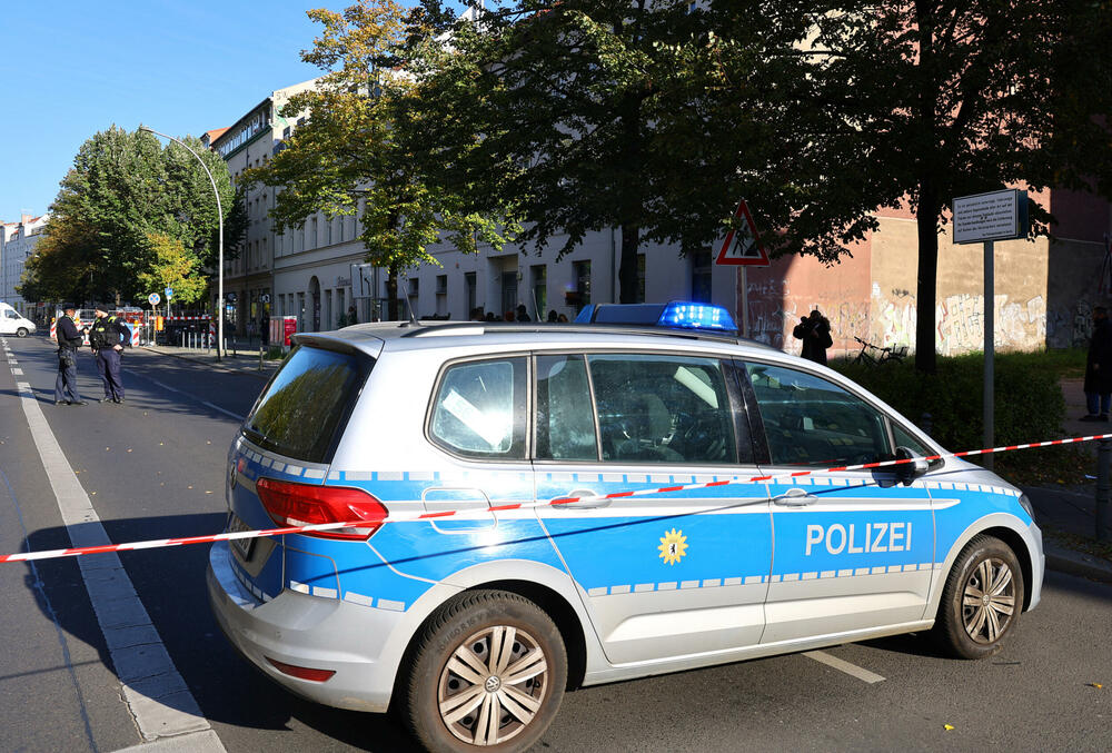 <p>Policija je pojačala obezbjeđivanje jevrejskih institucija u Berlinu i širom Njemačke, ali su izraelske zastave ispred gradskih institucija širom Njemačke paljene i cijepane. Na vratima i zidovima nekoliko zgrada u Berlinu u kojima žive Jevreji nacrtane su Davidove zvijezde</p>