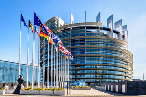 Politiko: Poslanici Evropskog parlamenta upozoreni da ne piju...