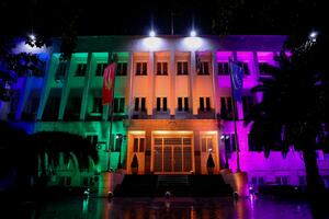 Zgrada predsjednika osvijetljena duginim bojama