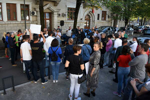 Protest ispred Monstata, okupljeni traže odlaganje popisa