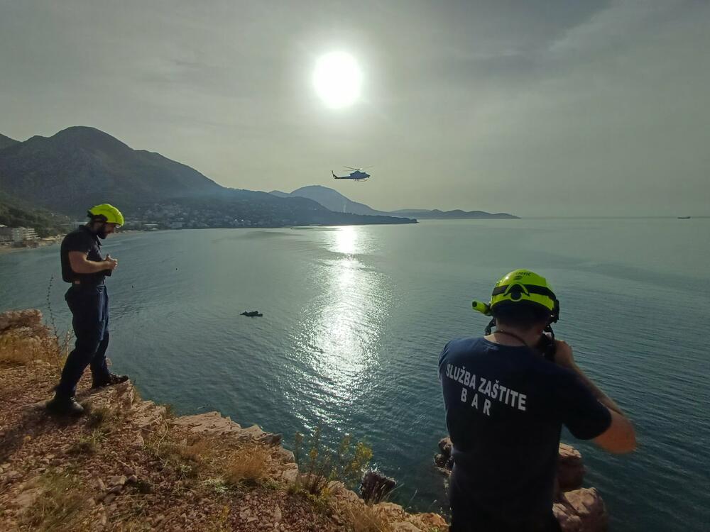 <p>Očekuje se da će se oko 11 časova u potragu uključiti i 10 ronilaca RCUD-a iz Podgorice</p>