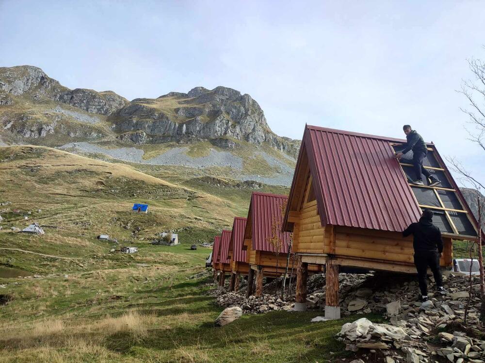 <p>Minić vjeruje da će sa izborom nove Vlade dobiti potrebne dozvole pa da će naredno ljeto bungalovi biti vraćeni na mjesto odakle im slijedi uklanjanje</p>