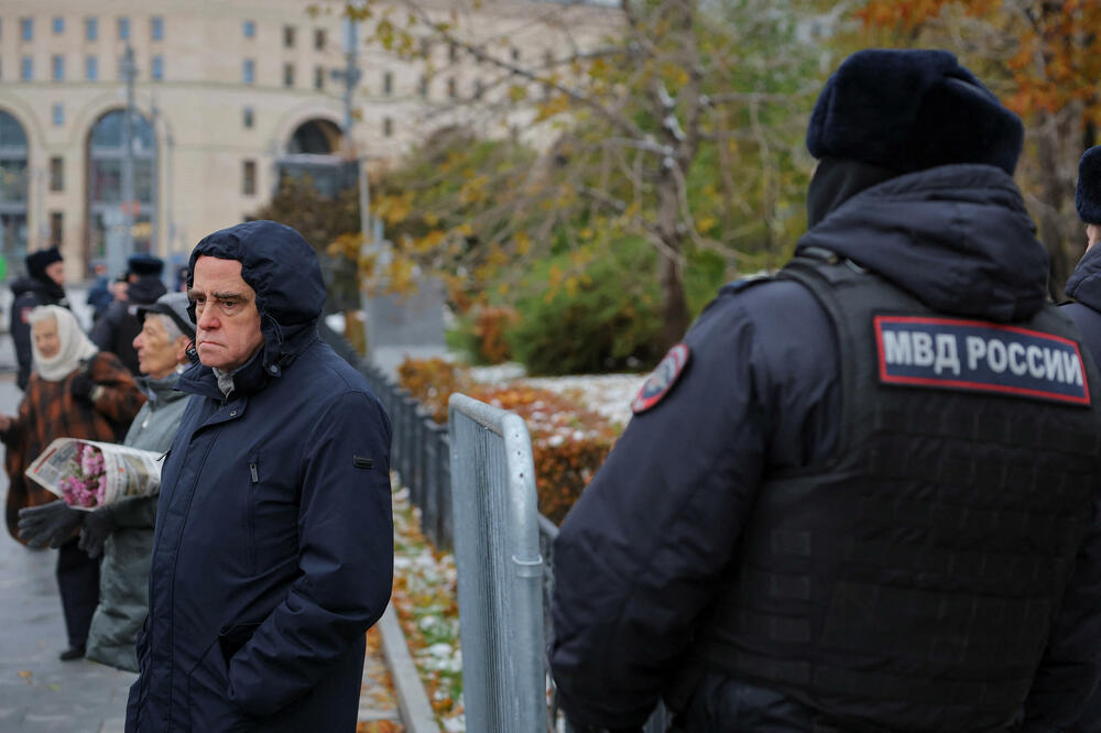 <p>Ta lokacija je danas bila okružena metalnim barijerama uz jako prisustvo policije</p>