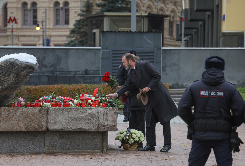 <p>Ta lokacija je danas bila okružena metalnim barijerama uz jako prisustvo policije</p>