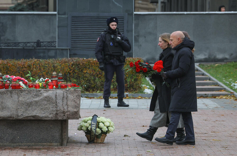 <p>Ta lokacija je danas bila okružena metalnim barijerama uz jako prisustvo policije</p>