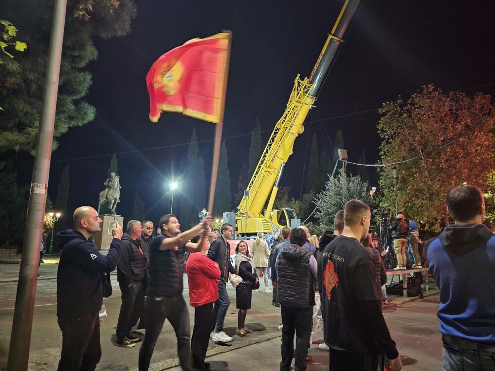 <p>"Mi nijesmo Srbi i nikad nećemo biti. Moja majka je pupčanom vrpcom vezala moju nacionalnost. Znači, imam dvije majke - onu koja me rodila i Crnu Goru. Mi nećemo izdati majke", poručila je jedna od govornica, Jelena Marković iz vanparlamentarne Liberalne partije</p>