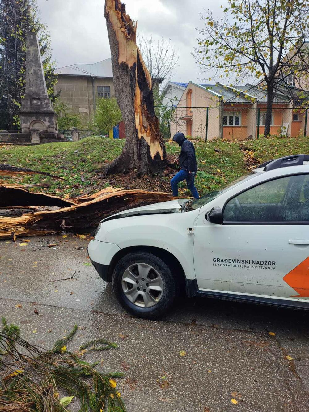 <p>Crveni meteoalarm izdat je za danas za područje cijele države zbog vremenskih prilika</p>