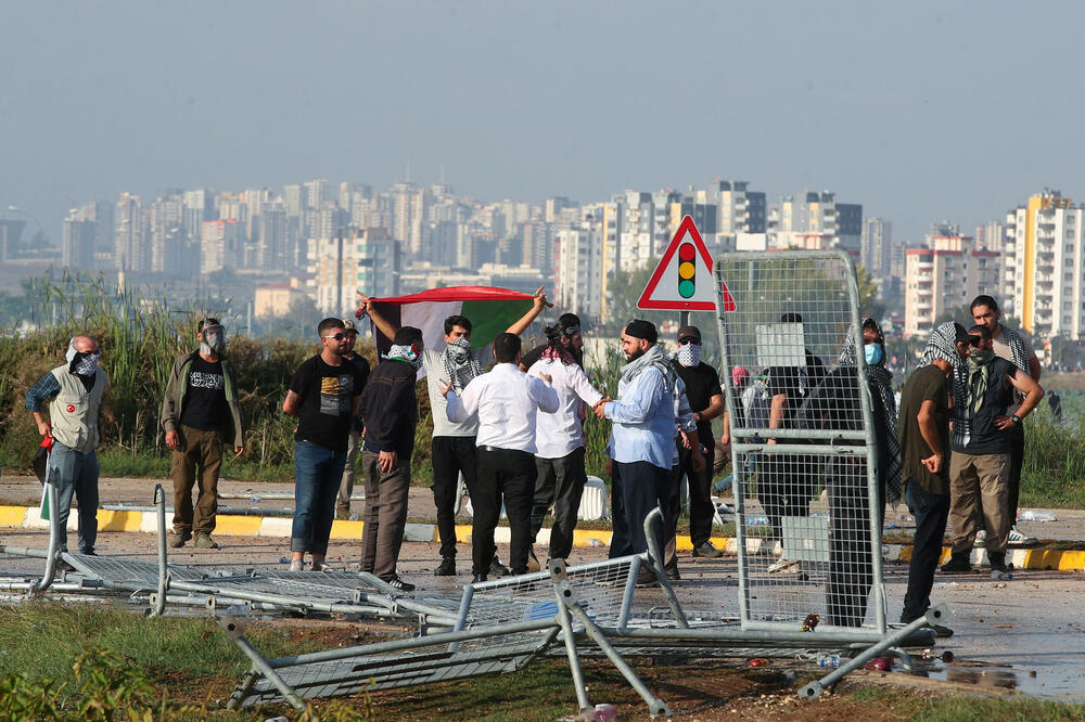 <p>Demonstracije ispred vazduhoplovne baze Indžirlik, na jugoistoku zemlje, organizovala je turska nevladina organizacija Fondacija za humanitarnu pomoć</p>