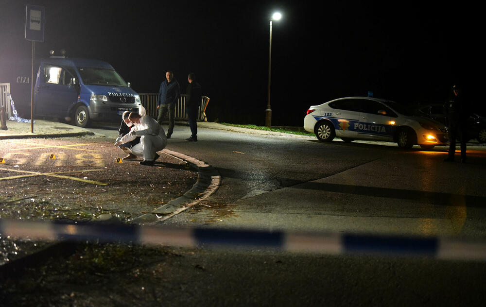 <p>Jedan od ranjenih pogođen je u predjelu stopala, a drugi u predjelu koljena</p>