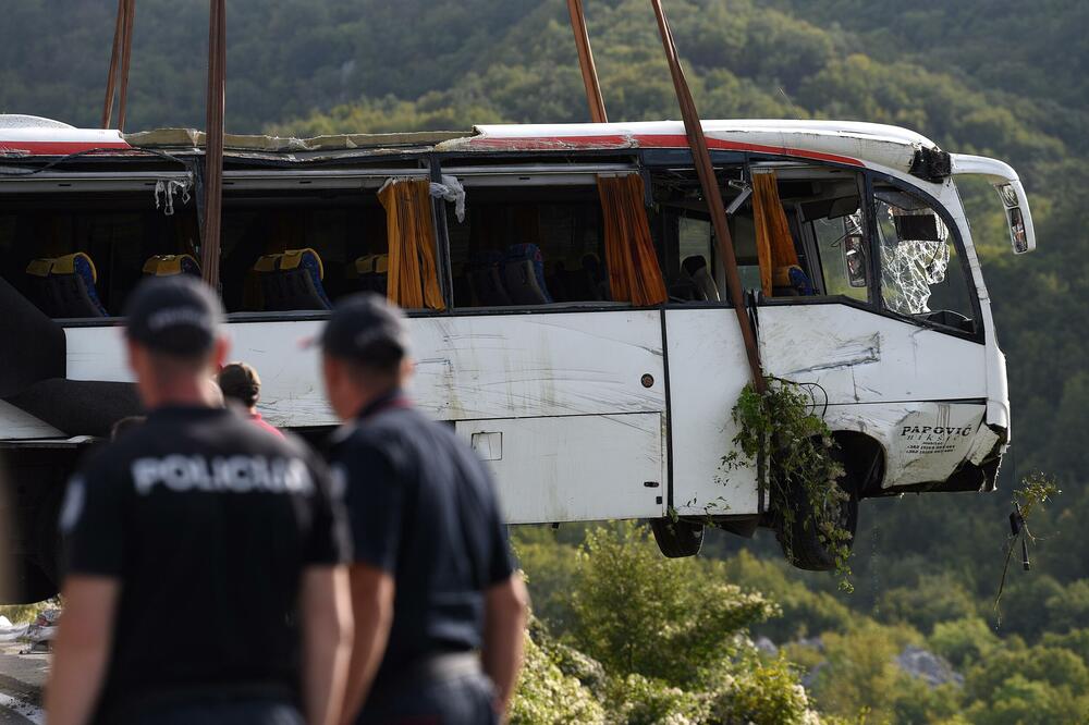 Izvlačenje autobusa iz provalije, Foto: BORIS PEJOVIC