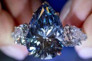 Rijedak primjer plavog dijamanta prodat za više od 37 miliona eura
