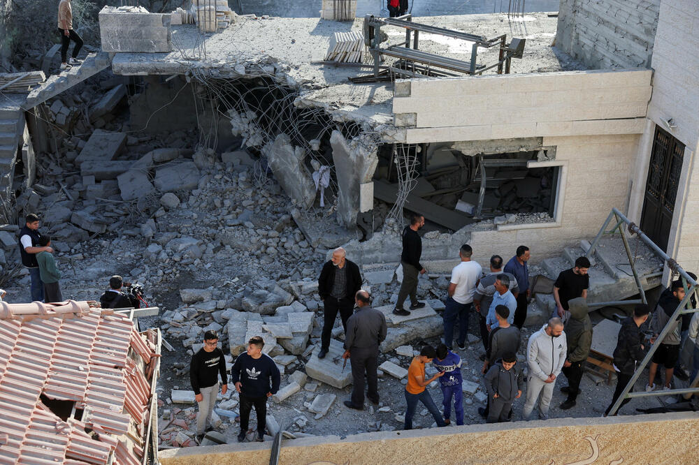 Okupljeni provjeravaju štetu nakon što su izraelske snage srušile kuće dvojice palestinskih napadača u Hebronu, Foto: Reuters