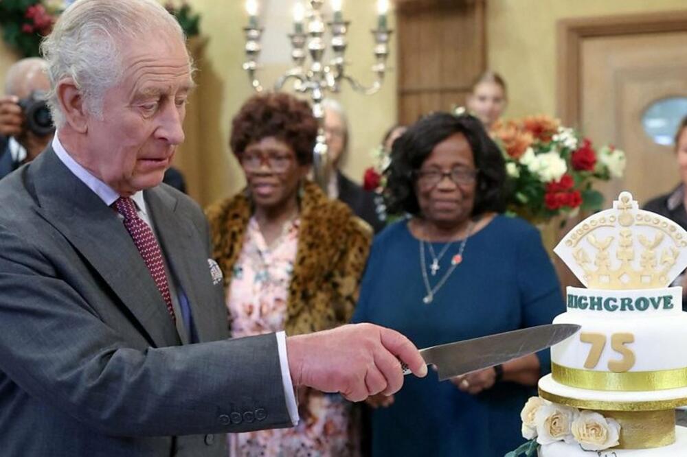 Kralj Čarls siječe rođendansku tortu, Foto: Reuters