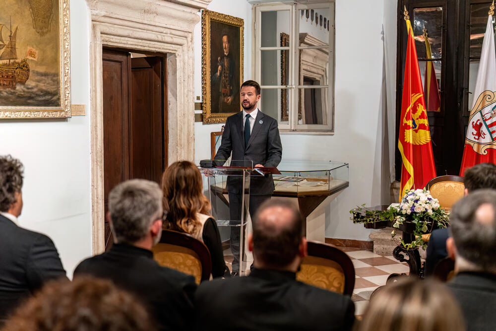 <p>“U svjetsku kulturnu baštinu 1979. godine upisalo ga je trajanje kome su, u različitim istorijskim periodima, razvojni pečat davali Rimljani, Iliri, Vizantijci, Mlečani, Nemanjići, Austrijanci i Francuzi, ostavljajući iza sebe raskošna svjedočanstva o izuzetno važnoj ulozi koju je ovaj grad vjekovima imao u širenju kotorske i mediteranske kulture”</p>