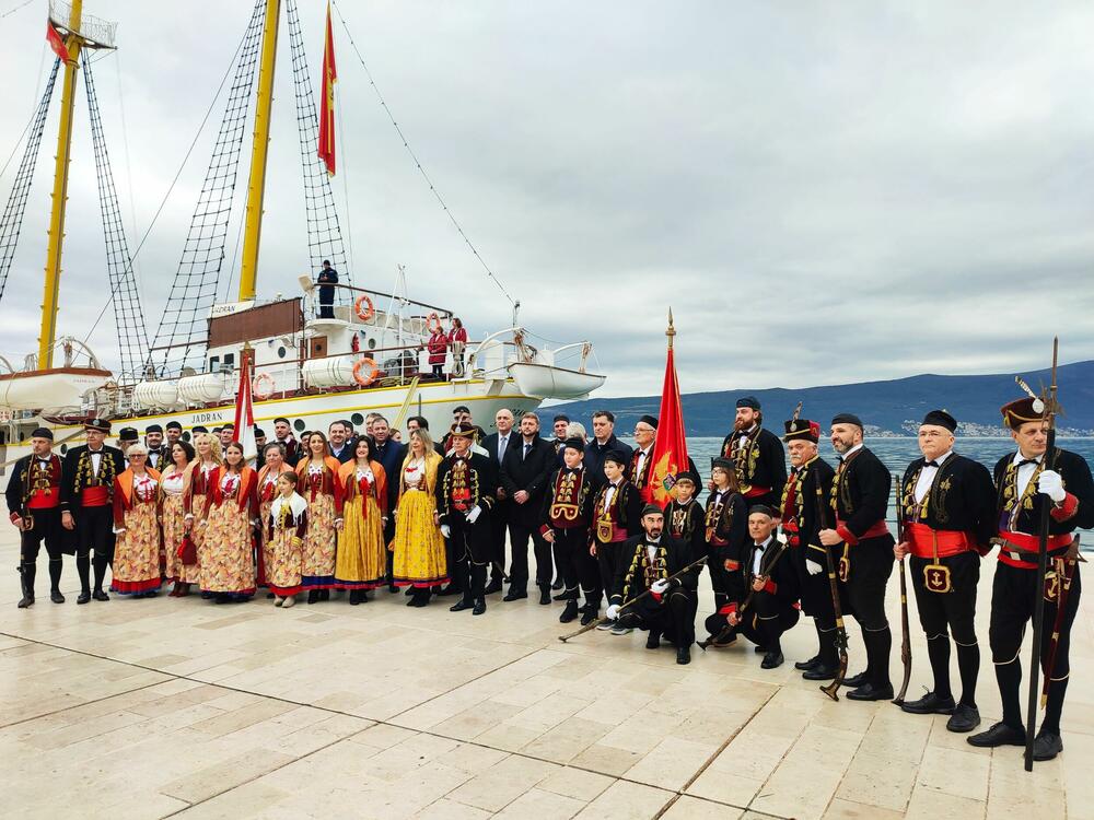 <p>Tivćani proslavili dan Opštine, gradonačelnik upozorio da se mora voditu računa o preostalim prostornim resursima</p>