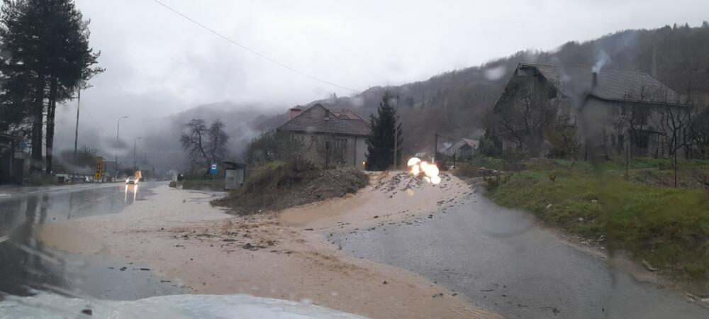 <p>Radio Rožaje prenosi da je pričinjena velika materijalna šteta na objektima i infrastrukturi</p>