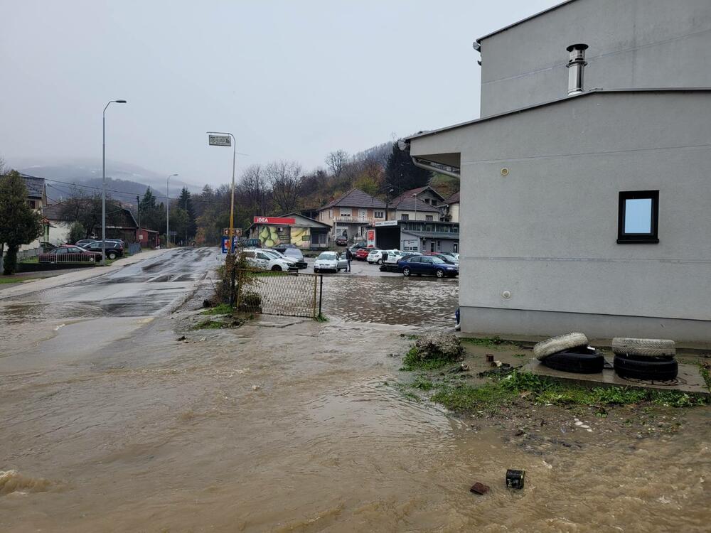 <p>Radio Rožaje prenosi da je pričinjena velika materijalna šteta na objektima i infrastrukturi</p>