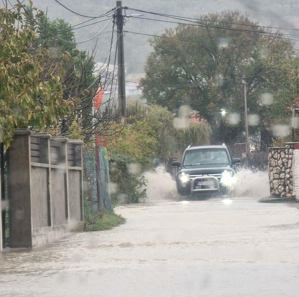 <p>Iz Glavnog grada napominju da su sve ekipe gradskih službi i preduzeća pripravne i da redovno prate stanje na terenu</p>