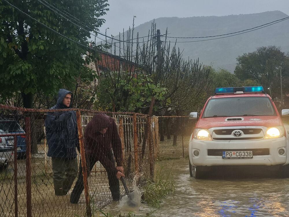 <p>Iz Glavnog grada napominju da su sve ekipe gradskih službi i preduzeća pripravne i da redovno prate stanje na terenu</p>