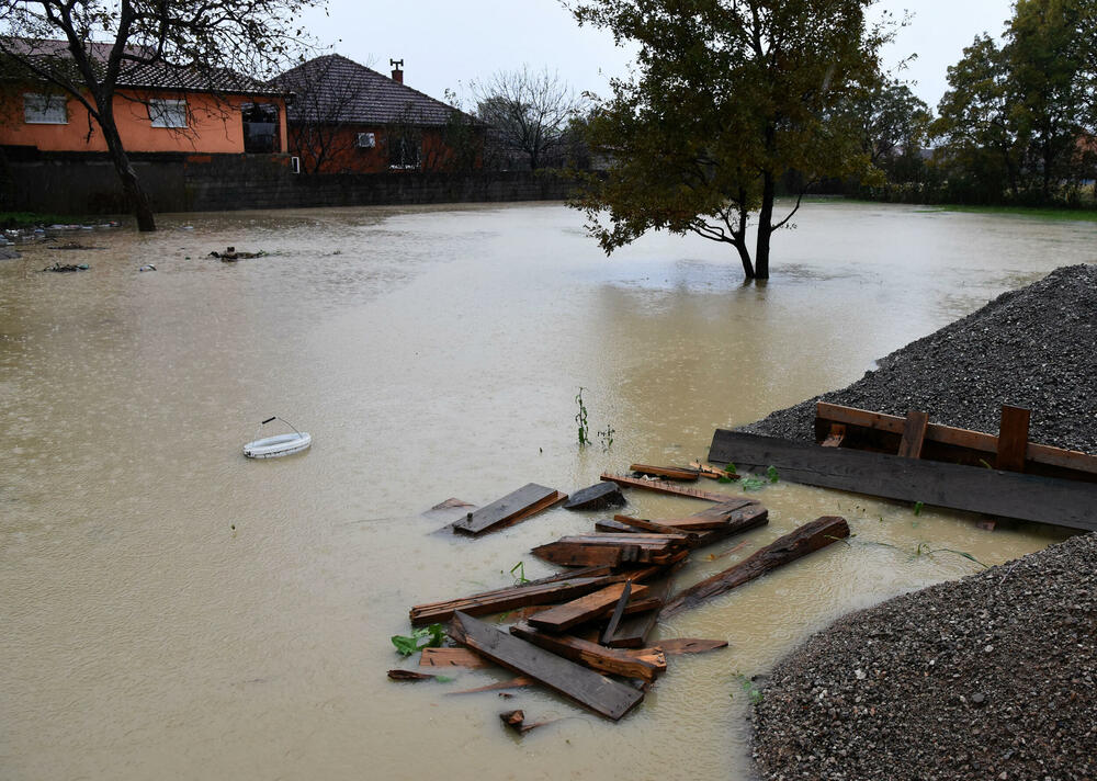 <p>Pripadnici podgoričke Službe zaštite i spašavanja intervenišu na više lokacija u gradu</p>