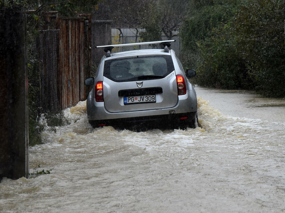 <p>Pripadnici podgoričke Službe zaštite i spašavanja intervenišu na više lokacija u gradu</p>