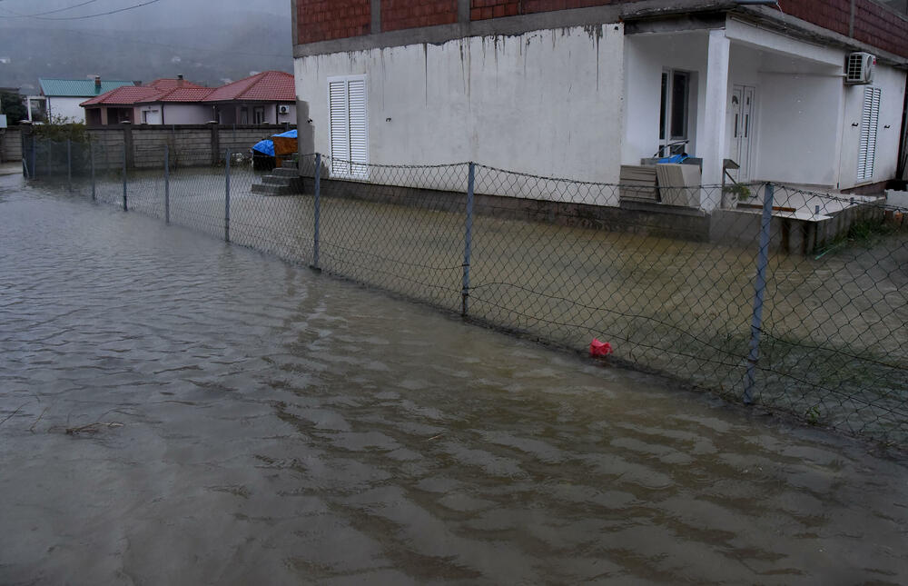 <p>Pripadnici podgoričke Službe zaštite i spašavanja intervenišu na više lokacija u gradu</p>