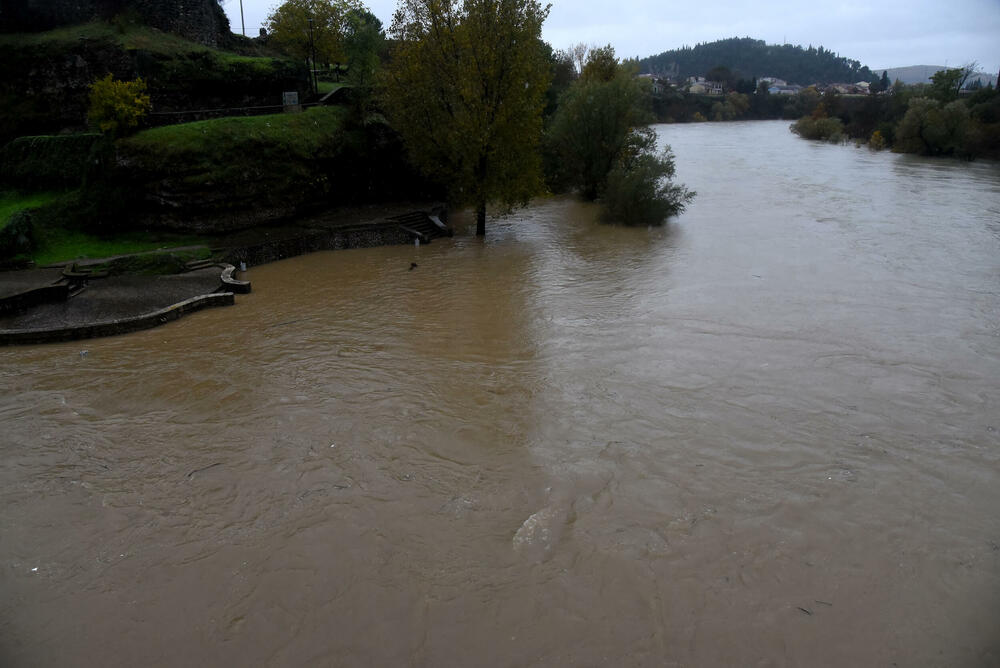 <p>Pripadnici podgoričke Službe zaštite i spašavanja intervenišu na više lokacija u gradu</p>