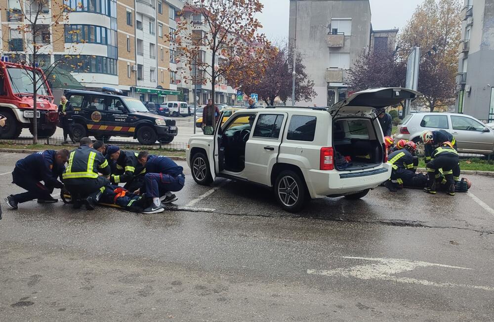 <p>Obuka, koju su držali licencirani instruktori sa velikim iskustvom u ovoj oblasti, Željko Loncović i dr Marija Mijušković, i vježba organizovani su u sklopu projekta „Zajednički odgovor“, koji u Crnoj Gori realizuje NVO „Fors Montenegro“</p>