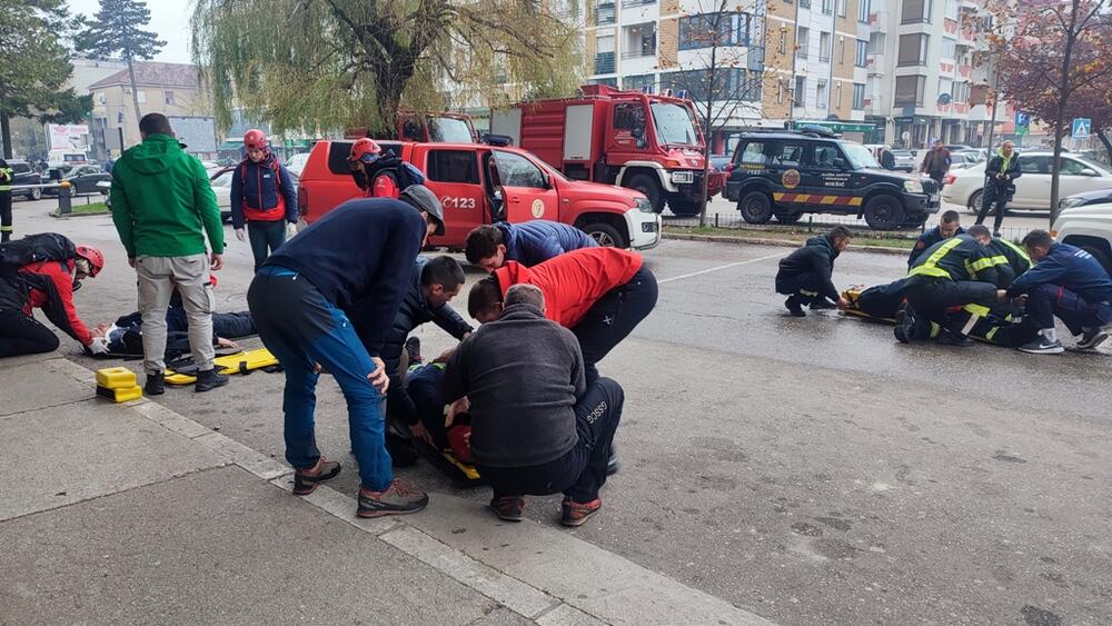 <p>Obuka, koju su držali licencirani instruktori sa velikim iskustvom u ovoj oblasti, Željko Loncović i dr Marija Mijušković, i vježba organizovani su u sklopu projekta „Zajednički odgovor“, koji u Crnoj Gori realizuje NVO „Fors Montenegro“</p>