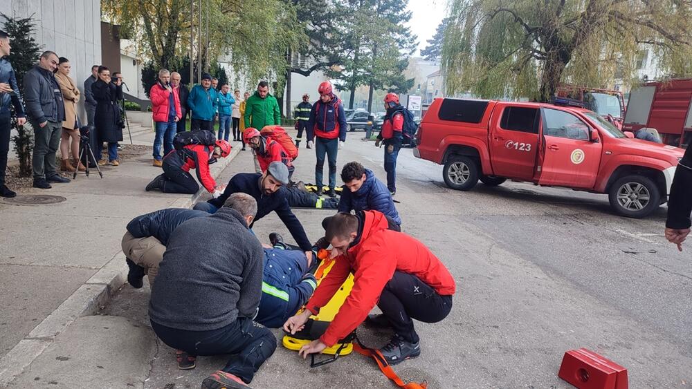 <p>Obuka, koju su držali licencirani instruktori sa velikim iskustvom u ovoj oblasti, Željko Loncović i dr Marija Mijušković, i vježba organizovani su u sklopu projekta „Zajednički odgovor“, koji u Crnoj Gori realizuje NVO „Fors Montenegro“</p>